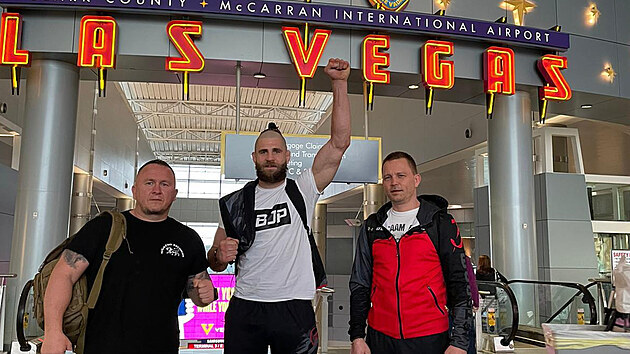 esk MMA zpasnk Ji Prochzka dorazil s tmem do Las Vegas. Vlevo stoj Jaroslav Hovzk, vpravo Martin Karaivanov.