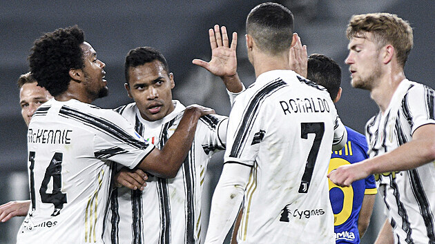 Fotbalisté Juventusu Turín slabí gól v utkání s Parmou.