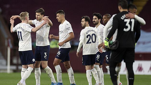 Fotbalisté Manchesteru City se radují po vítězství nad Aston Villou.