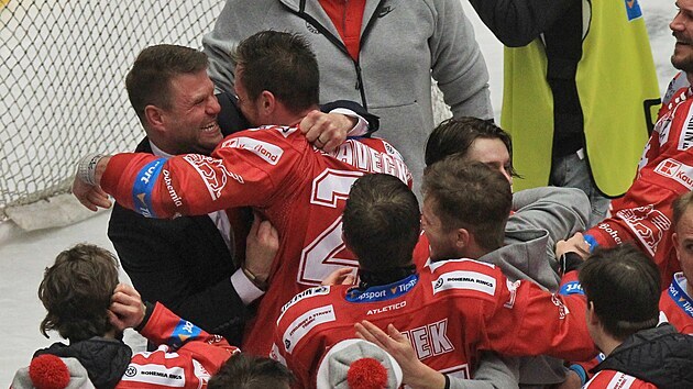 Třinecký trenér Václav Varaďa (vlevo) nahoře se objímá s  Vladimírem Draveckým.