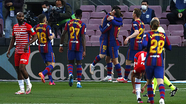 Lionel Messi (uprosted) z Barcelony se raduje se spoluhri z glu v zpase s Granadou.