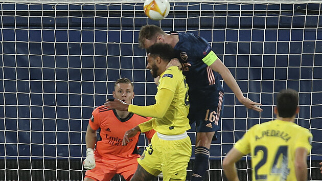 Rob Holding (nahoře) z Arsenalu v hlavičkovém souboji v duelu s Villarrealem.