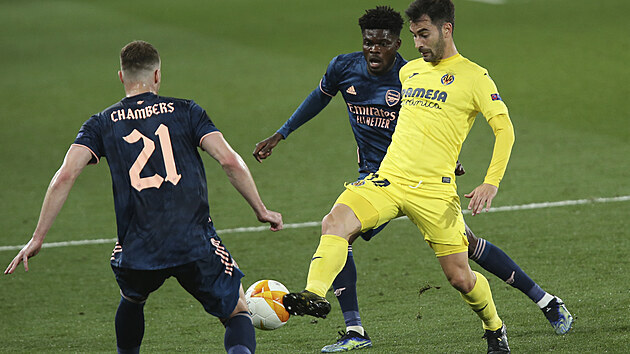 Manu Trigueros (vpravo) z Villarrealu v souboji s  Thomasem Parteym z Arsenalu.