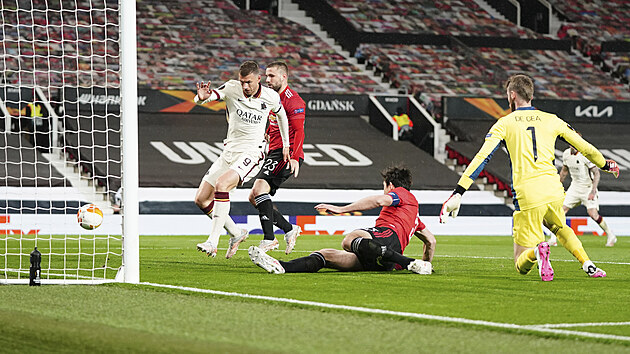 Edin Džeko z AS Řím (vlevo) střílí gól v zápase s Manchesterem Unired.