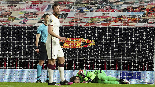 Pro zraněného brankáře  Pau Lopeze z AS Řím skončil zápas s Manchesterm Unired už ve 28. minutě.