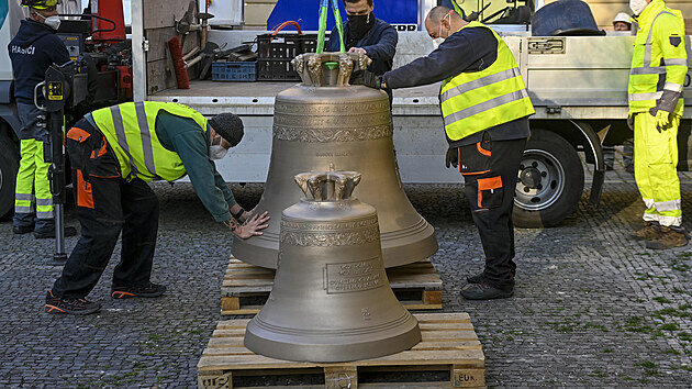Dělníci připravují 21. dubna 2021 dva nové zvony Haštal (větší zvon) a František (menší zvon v popředí) na vyzvednutí na věž kostela sv. Haštala na Starém Městě.