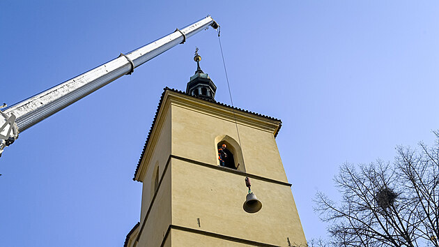 Jeřáb vyzvedl 21. dubna 2021 na věž kostela sv. Haštala na Starém Městě v Praze dva nové zvony, jmenují se Haštal a František. Kostel tak má po 105 letech opět všechny zvony.