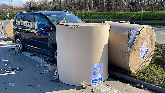 Na Pražském okruhu se na silnici vysypaly balíky papíru, narazilo do nich auto. (23.4.2021)