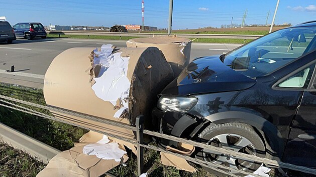 Na Pražském okruhu se na silnici vysypaly balíky papíru, narazilo do nich auto. (23.4.2021)