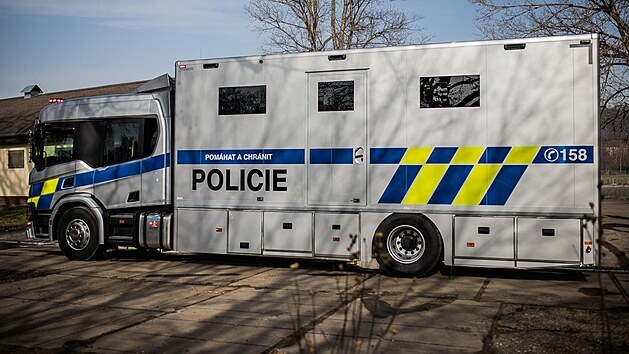 Policisté dostali od pražského magistrátu auto pro přepravu koní, které si sami navrhli.