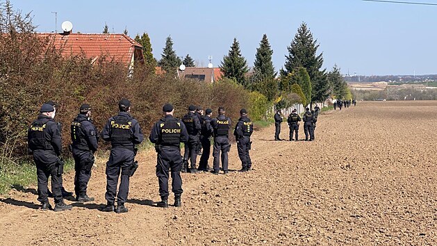 Po pobodání dvou lidí v pražských Dolních Chabrech hledala policie chlapce s tím, že může být ozbrojený. (28.4.20201)