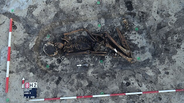 Kostrový pohřeb muže datovaný do eneolitu (kultura se šňůrovou keramikou 2800 – 2500 př. n. l.)