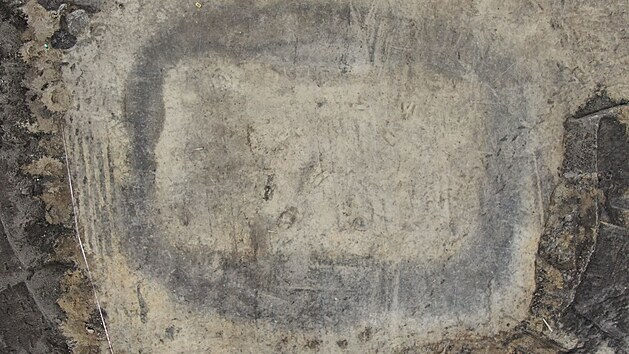 Leteck pohled na relikt jedn z mohyl (obdln lab) zranho stedovku (7.  8. stol. n. l.)