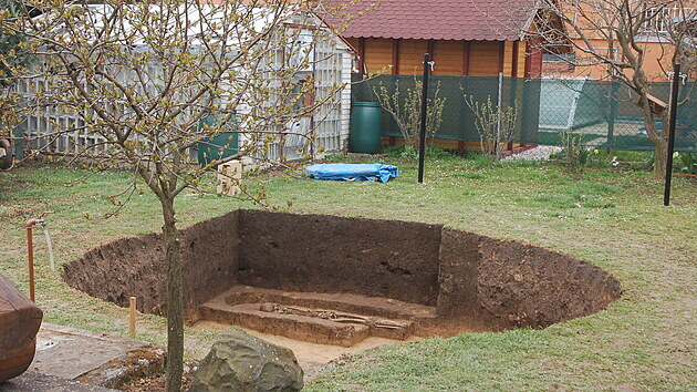 Odkrytý hrob pravděpodobně z 11. až počátku 12. století, na který při hloubení jámy pro bazén náhodu narazil obyvatel Kralic na Hané.