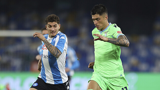 Joaquin Correa (vpravo) z Lazia v zpase s Neapol