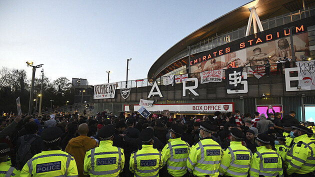 Fanoušci Arsenalu protestují proti majiteli klubu Stanu Kroenkemu.