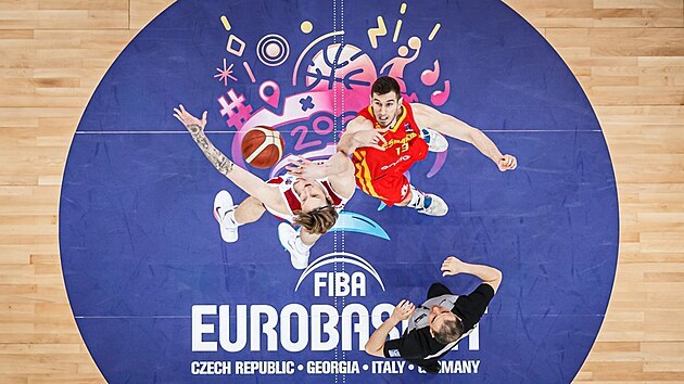 Polský pivotman Aleksander Balcerowski (vlevo) a španělský podkošový hráč Ruben Guerrero v kvalifikaci o EuroBasket