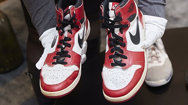 V Sotheby’s ukazují pár Air Jordan 1, který obul Michael Jordan ve své nováčkovské sezoně v NBA. Dražit se bude v Ženevě.