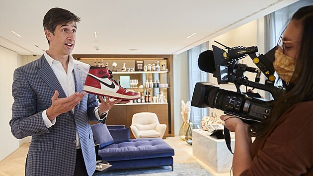 Josh Pullan ze Sothebys ukazuje basketbalovou botu Air Jordan 1, kterou obul Michael Jordan ve sv novkovsk sezon v NBA. Drait se bude v enev.