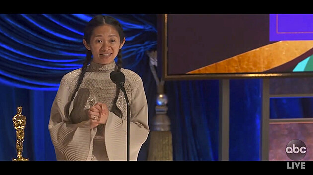 Režisérka Chloe Zhaová se stal teprve druhou ženou v historii, která získala Oscara v režisérské kategorii. Podařilo se jí to se snímkem Země nomádů (26. dubna 2021).
