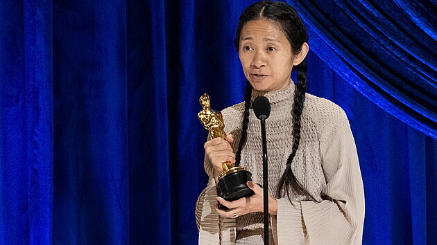 Reisrka Chloe Zhaov se stala teprve druhou enou s Oscarem za reii. Vynesl j ho snmek Zem nomd (26. dubna 2021).