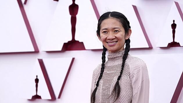 Chloe Zhaov bhem pjezdu na nedln pedvn Oscar, ze kterho si odnesla soku pro nejlep reisrku za film Zem nomd. ten se stal i nejlepm filmem roku (26. dubna 2021)