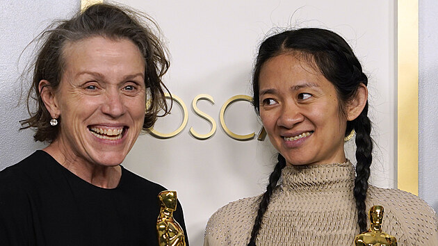 Hereka Frances McDormandov a reisrka Chloe Zhaov pzuj se svmi Oscary, kter jim vynesl spolen snmek Zem nomd (26. dubna 2021).