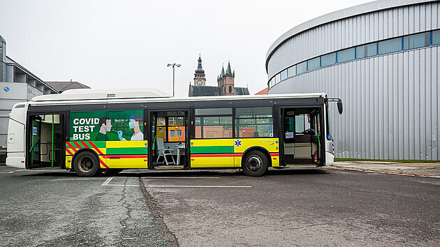 BusLine ukázal v Hradci Králové autobus určený k testování covidu-19 u zaměstnanců (13. 4. 2021).