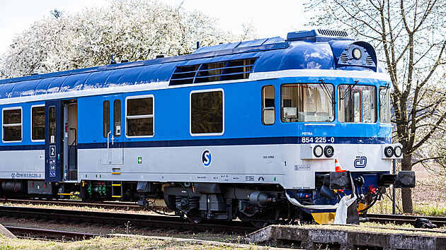 Na přejezdu v Kostelci nad Orlicí se srazila dodávka se spěšným vlakem (26. 4. 2021).