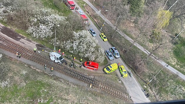 Při nehodě na přejezdu u nádraží v Kostelci nad Orlicí zahynul řidič dodávky (26. 4. 2021).