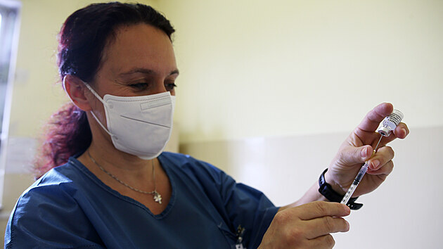 Sestra Veronika Mrkosov pipravuje v okovacm centru plzesk fakultn nemocnice vakcnu Comirnaty od firem Pfizer a BioNTech. (13. 4. 2021)