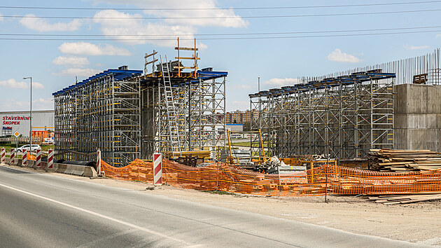 Stavba konstrukce pro most přes Křimickou silnici v rámci 2. etapy výstavby městského západního okruhu. (25. 4. 2021)