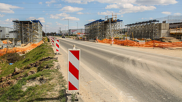Stavba konstrukce pro most pes Kimickou silnici v rmci 2. etapy vstavby mstskho zpadnho okruhu. (25. 4. 2021)