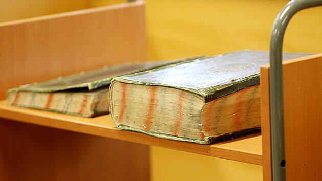 Jiří Dufka ukazuje jednu z nejvzácnějších knih, jež patřila dvořanovi Rudolfa II. Většina knih, notových záznamů nebo map se digitalizuje na obřím skeneru. V knihovně jsou však uloženy i tak velké mapy, které se do něj nevejdou.
