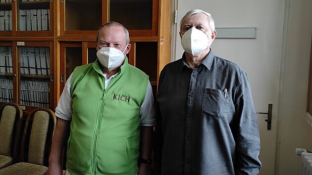 Ve Fakultní nemocnici Brno používají k léčbě covidových pacientů lék regeneron. Luděk Višňovský (na snímku vpravo) se cítil dobře hned druhý den po podání léku. Léčil se na Klinice infekčních chorob pod vedením přednosty Petra Husy (vlevo).