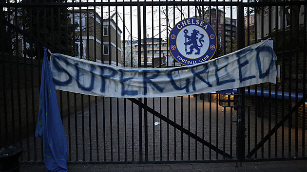SUPERLIGA? SUPERHAMINOST! Fanouci Chelsea bhem protest proti fotbalov Superlize vyvsili na brny stadionu vekajc transparent.