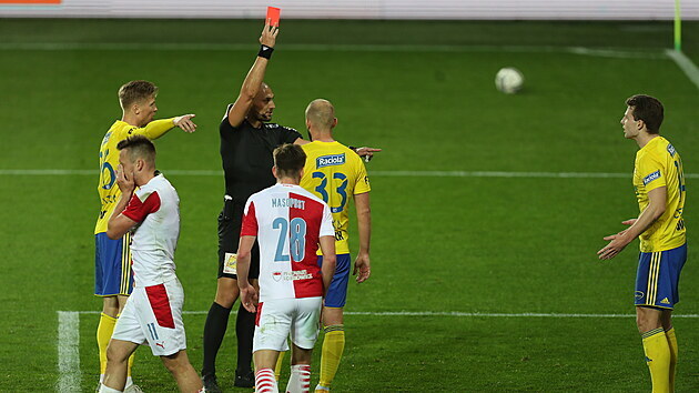 Rozhodčí Ondřej Ginzel uděluje červenou kartu zlínskému fotbalistovi Martinu Cedidlovi v zápase se Slavií. Vyloučení ale po zhlédnutí videa odvolal.