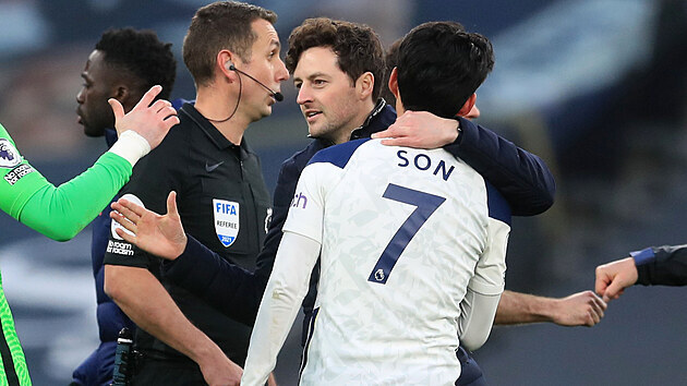 Provizorní kouč Tottenhamu Ryan Mason (druhý zprava) děkuje Son Hung-minovi po vítězství nad Southamptonem.