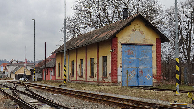 Remíza ve Slavonicích byla původně postavena pro parní lokomotivy a potom prodloužena pro čtyřosé motorové vozy. Ty tam ovšem začaly nocovat až v 21. století
GPS: 48.9945667N, 15.3483397E