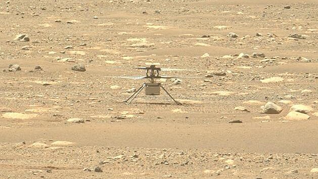 Snmek z lev kamery Mastcam. Z roveru Perseverance zachycujc vrtulnek Ingenuity na Marsu 19. dubna 2021