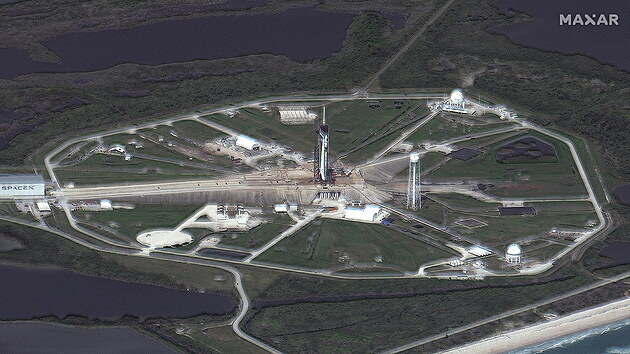 Snímek ze satelitu ukazující raketu Falcon 9 s lodí Crew Dragon na odpalovací rampě v 39A v Kennedyho vesmírném středisku NASA na mysu Canaveral na Floridě ve čtvrtek 22. dubna 2021
