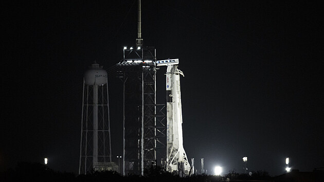 Pten snmek rakety Falcon 9 s lod Crew Dragon na odpalovac ramp v 39A v Kennedyho vesmrnm stedisku NASA na mysu Canaveral na Florid.