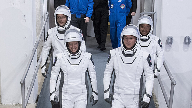 Astronauti americké vesmírné agentury NASA Megan McArthurová a Shane Kimbrough, astronaut Evropské kosmické agentury (ESA) Thomas Pesquet a astronaut japonské JAXA Akihiko Hošide míří k lodi v rámci mise Crew-2.