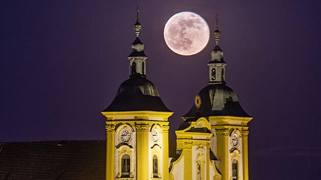 Dubnový superúpněk z 27. 4. 2021 v Dubu nad Moravou na Olomoucku. Měsíc je zachycený nad barokním kostelem Očišťování Panny Marie.