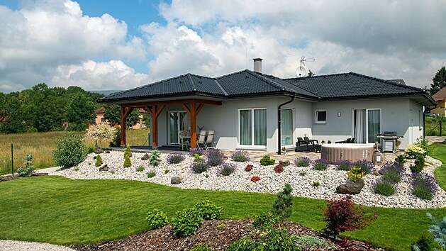 Dvě terasy domu dávají možnost volby, když na jedné intenzivně svítí slunce nebo fouká vítr.