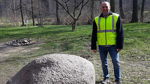 Po půl roce se Čertův kámen vrátil zpět. Na snímku je  spokojený starosta Přemysl Schindler.