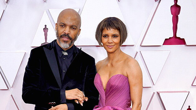 Van Hunt a Halle Berry na ud�len� Oscar� (Los Angeles, 25. dubna 2021)