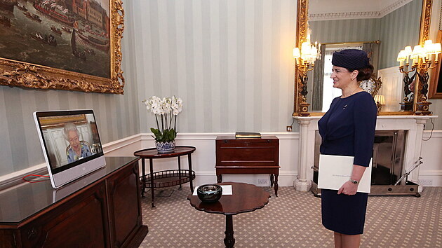 Královna Alžběta II. během videohovoru ze zámku Windsor a velvyslankyně Lotyšska Ivita Burmistre na přijetí v Buckinghamském paláci (Londýn, 27. dubna 2021)