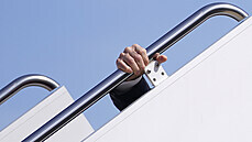 Americký prezident Joe Biden se zvedá po pádu na schodech do letadla (19....
