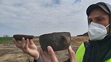 V budoucí dálniní trase nalezli archeologové vzácné nádoby. (28. dubna 2021)